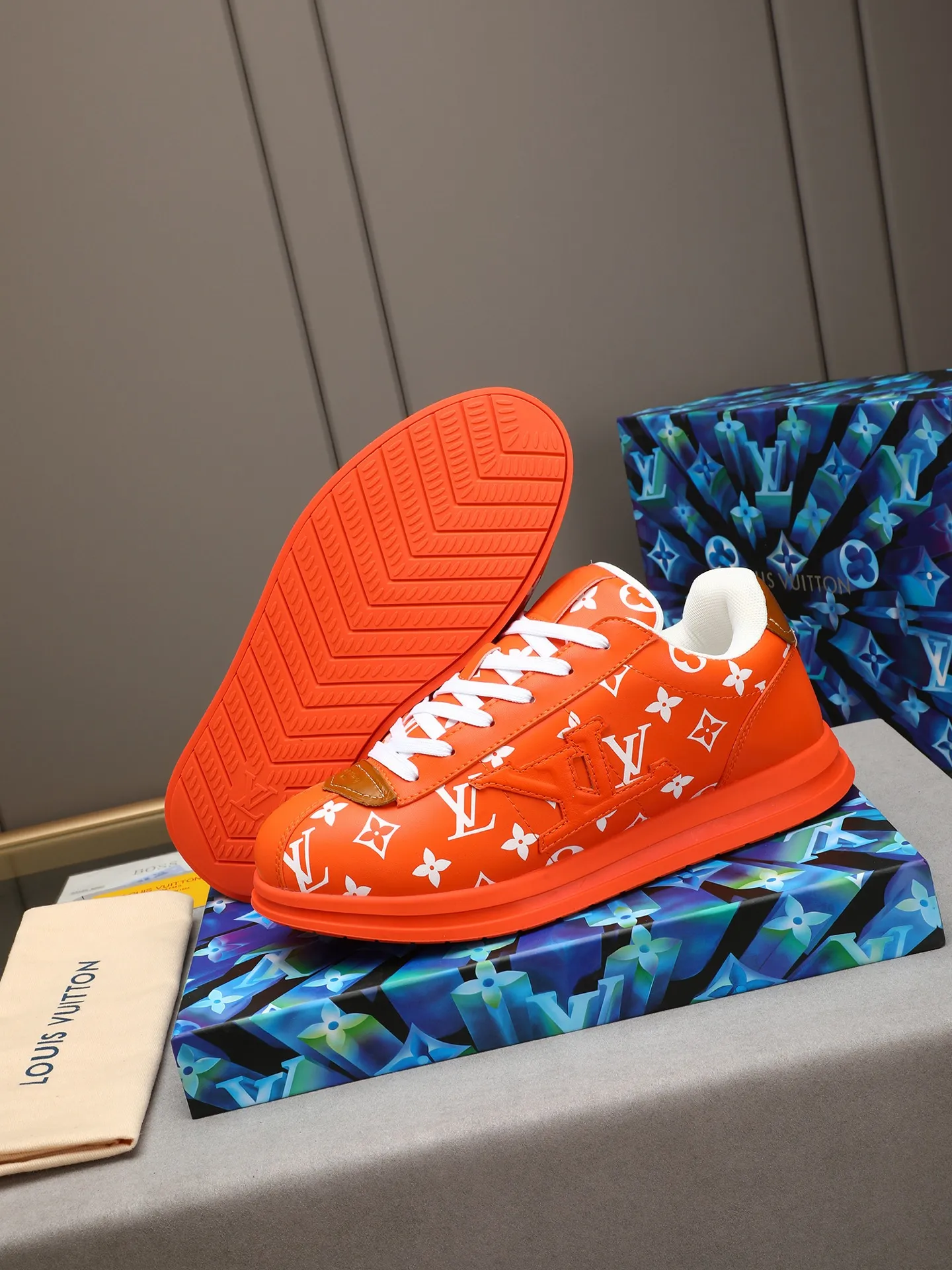 Men's Men's Shoes 💰500 LV Louis Vuitton L Jialu Brand Runner Tatic Series Thick-soled Casual Sports Shoes Running Shoes Original purchase, development, production This LV Runner Tatic sports shoe combines technical materials such as mesh fabric and ribbons to interpret the inspiration of traditional mountaineering shoes. LV letters are written on one side, the lariat buckle of the quick lacing system is embellished with Monogram flowers and Louis Vuitton logos, and the light and wear-resistant rubber outsole completes the whole. ▪️Fabric: Original imported cowhide + mesh ▪️Inner lining: Original customized breathable mesh ▪️Sole: Original open-molded anti-slip rubber combination material ▪️Size: Men's 40-44 (45 46 customized)
